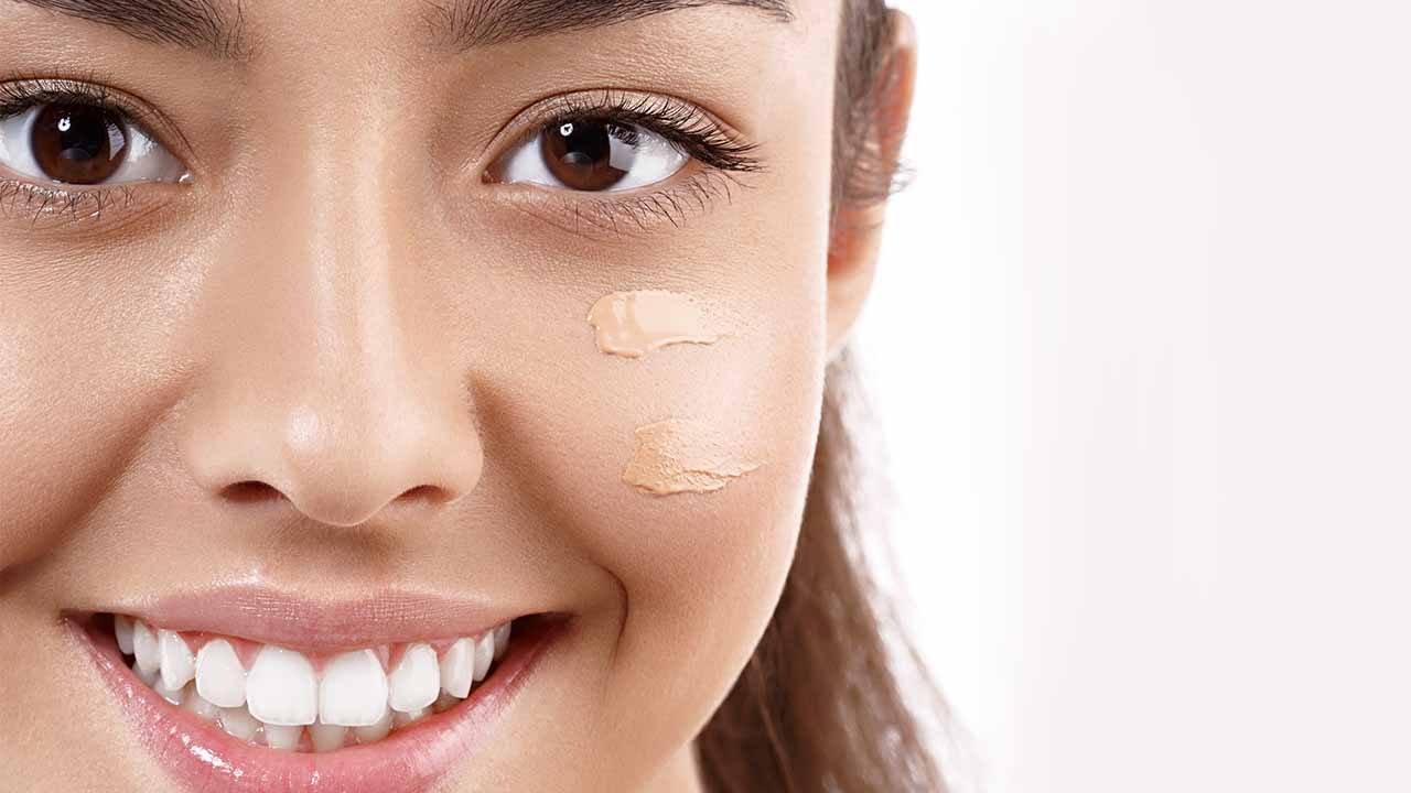 آموزش گام به گام آرایش برای پوشاندن جوش صورت 5 کرم پودر